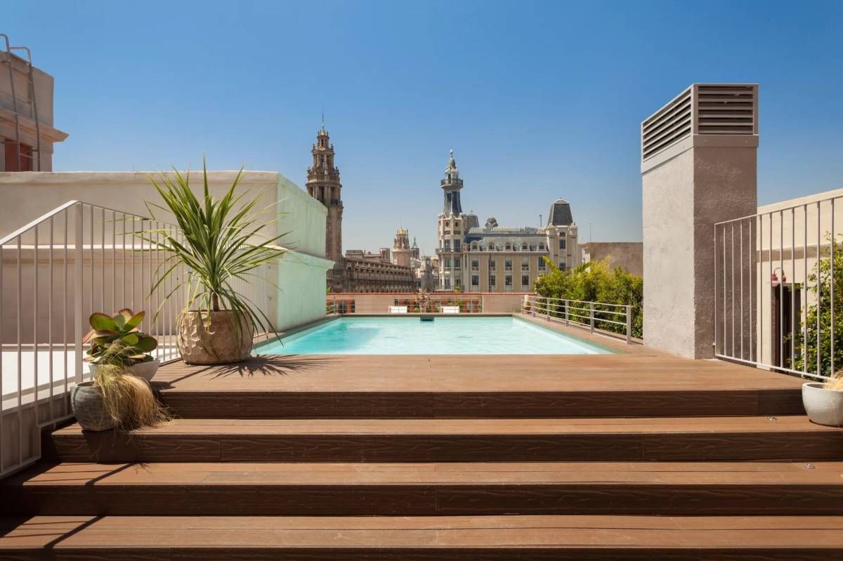 Buying a property with a pool in Barcelona and surrounding areas: which areas offer more privacy and value