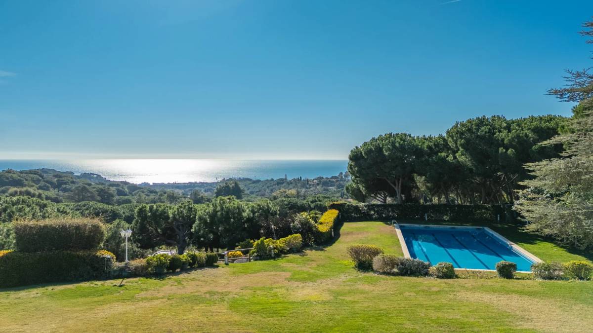Living by the Beach Just 15 Minutes from Barcelona: The Perfect Balance Between City Life and the Mediterranean