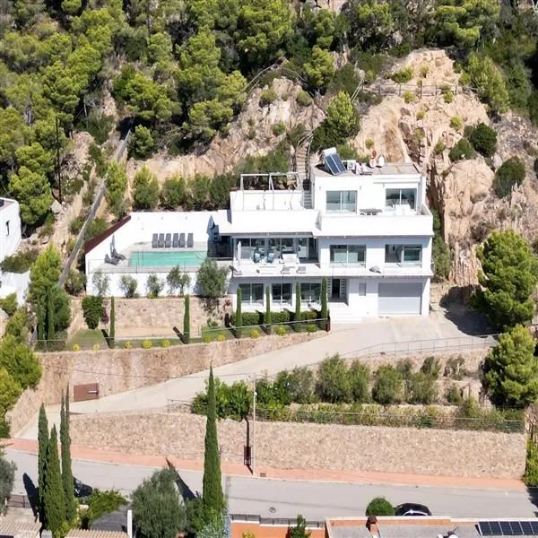 Château médiéval restauré au cœur de la Costa Brava, à 15 minutes de la plage.