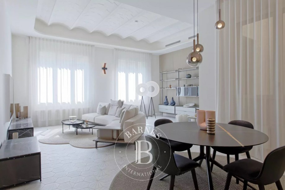 Residencia de lujo inspirada en The Manhattan con acabados de diseño en edificio modernista renovado con conserjería, spa y piscina