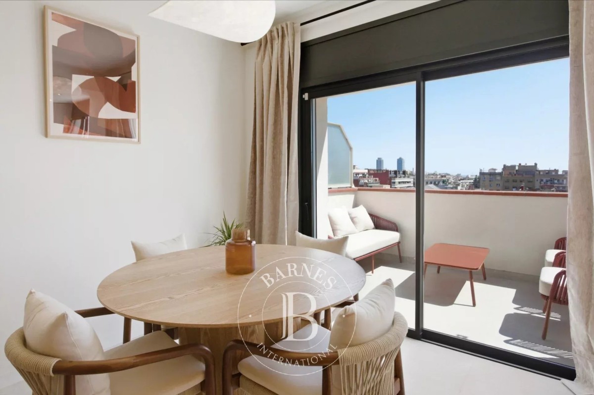 Elegant Renovated Penthouse with Private Terrace on Consell de Cent