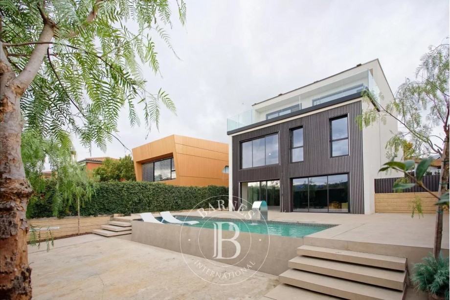 Residència Contemporània de Luxe amb Vistes al Camp de Golf al Cor de Sant Cugat