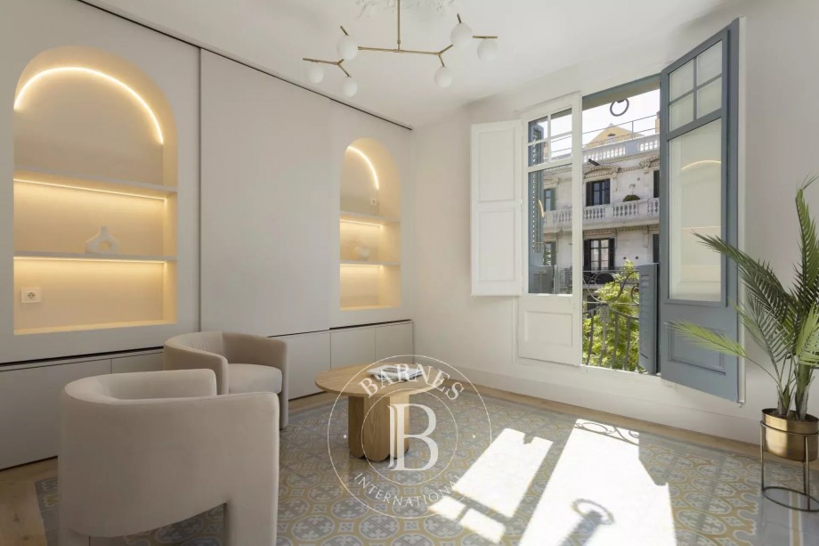 Bright and elegant three bedroom home in Eixample Left