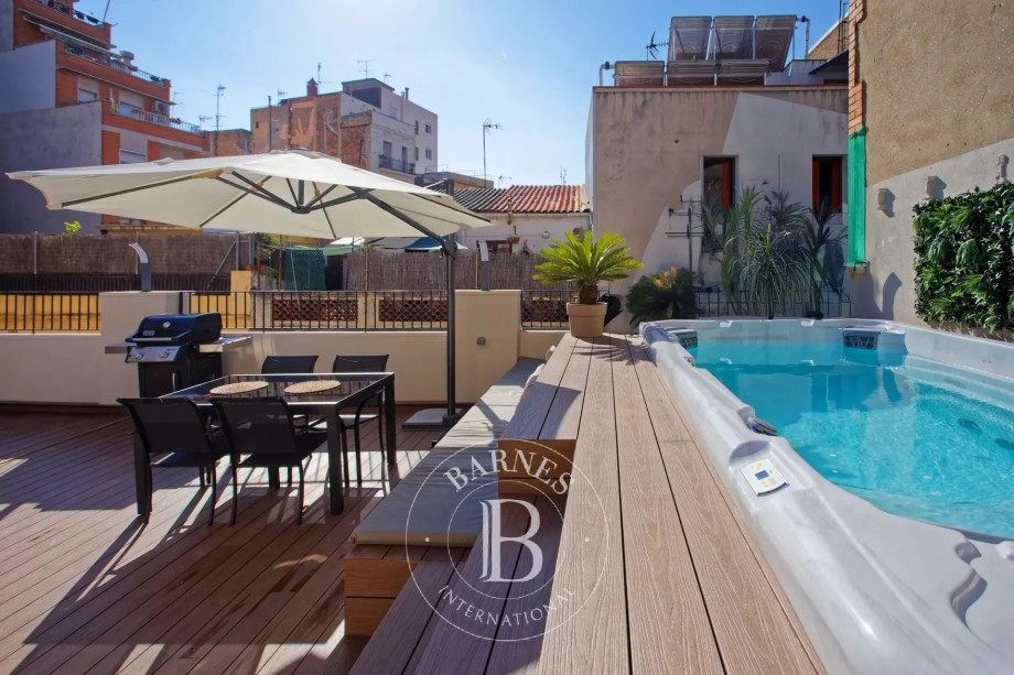 Exclusiva vivenda reformada amb terrassa i piscina comunitària