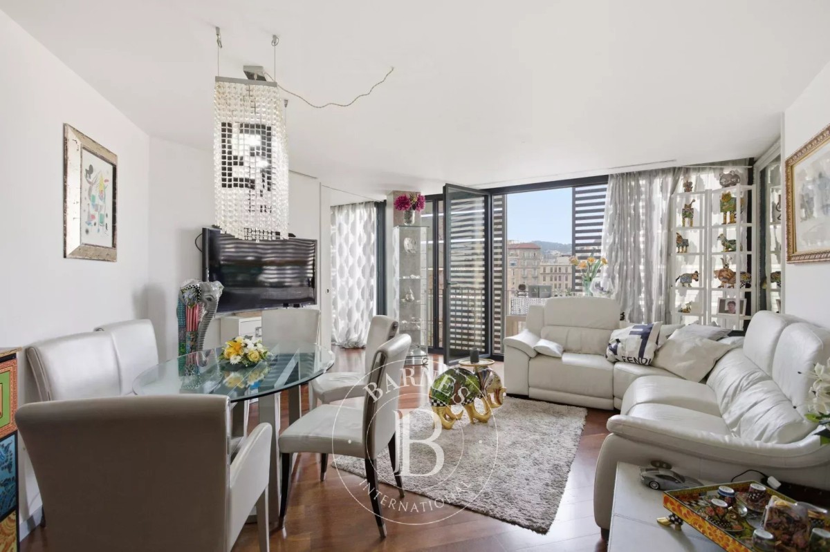 Corner penthouse on the 8th floor with privileged views over Passeig de Gràcia.