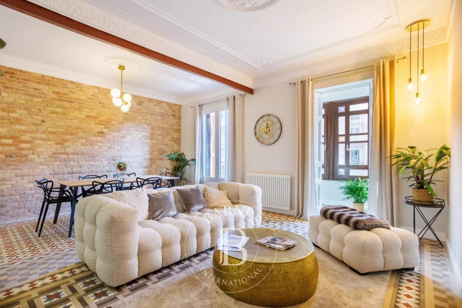 Exclusiva propietat al cor de Barcelona amb detalls històrics i disseny modern