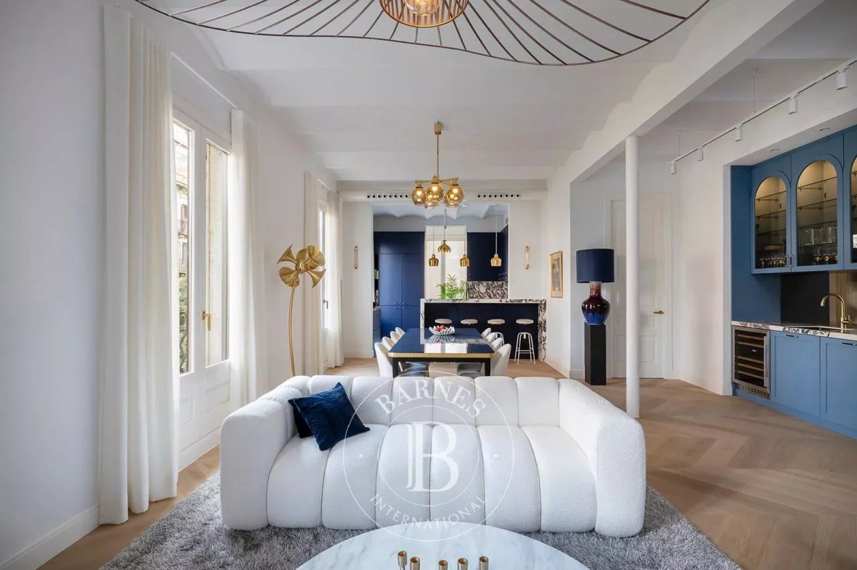 Appartement extérieur récemment rénové avec balcon, situé rue Girona, dans l’Eixample