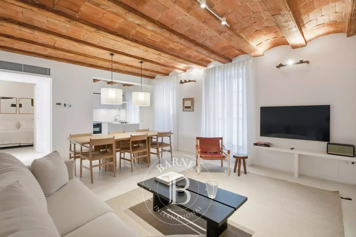 110 m² 2-Bedroom Residence with Wooden Beam Ceilings in Barcelona’s Gothic Quarter
