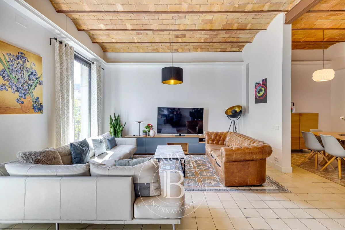 Elegància contemporània en una finca clàssica al costat del Passeig de Gràcia