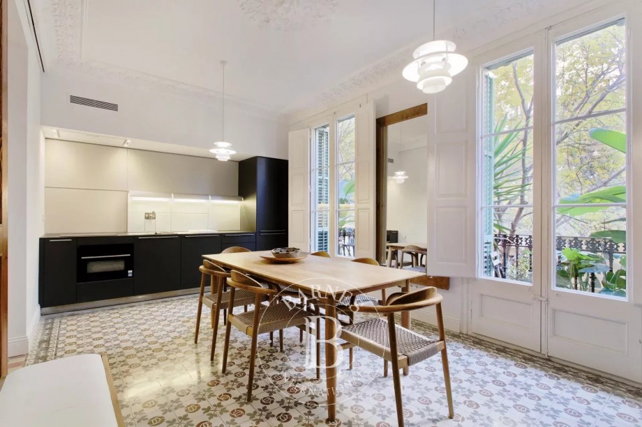 Vivienda modernista de 2 dormitorios con balcón, 120 m², en el corazón del Eixample