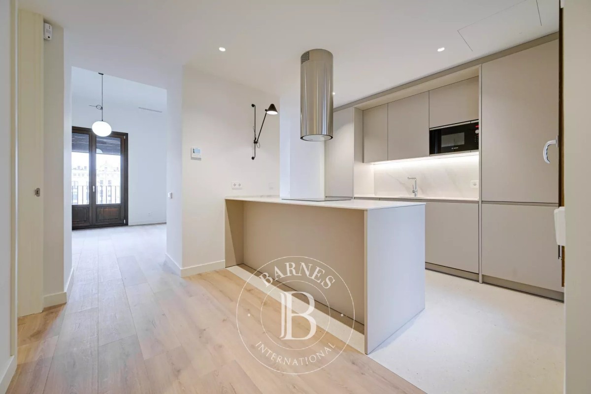 Bright top-floor apartment with terrace and privacy in the heart of the Eixample