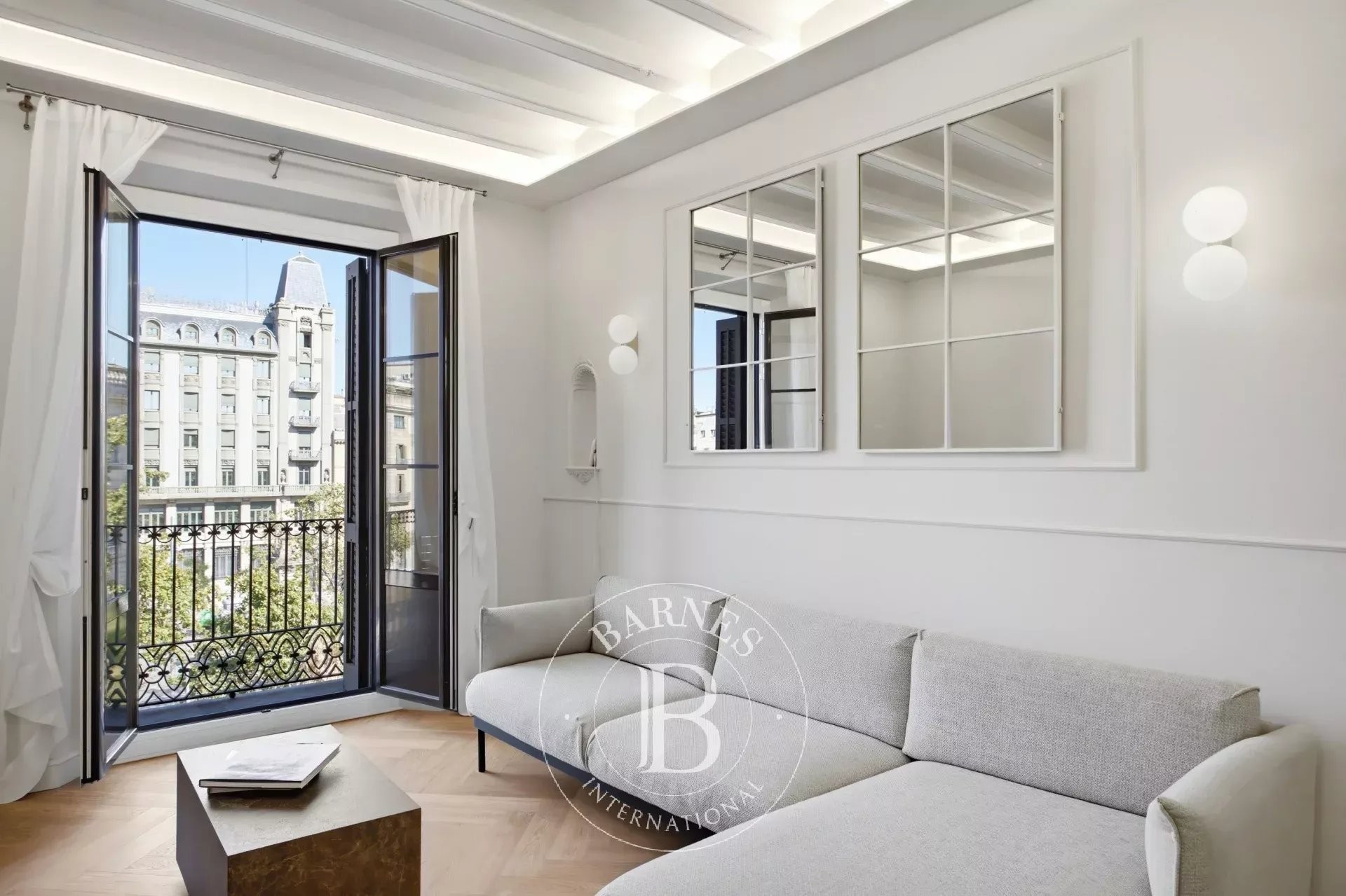 L'encant de l'arquitectura clàssica amb interiors de disseny davant del Port Vell - picture 1