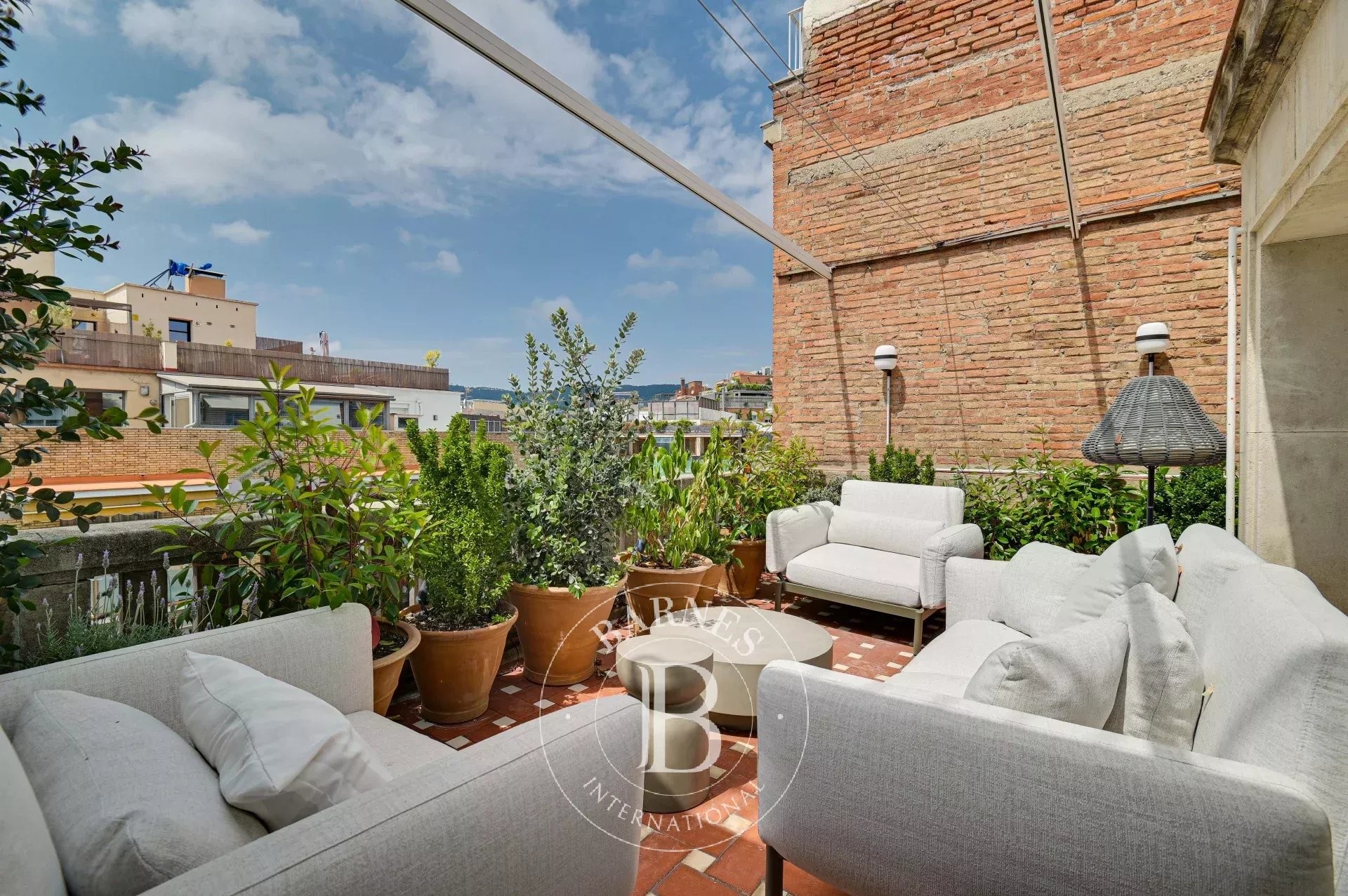 Àtic dúplex d’ensomni amb 4 terrasses, 3 xemeneies i vistes privilegiades al Turó Park - picture 3