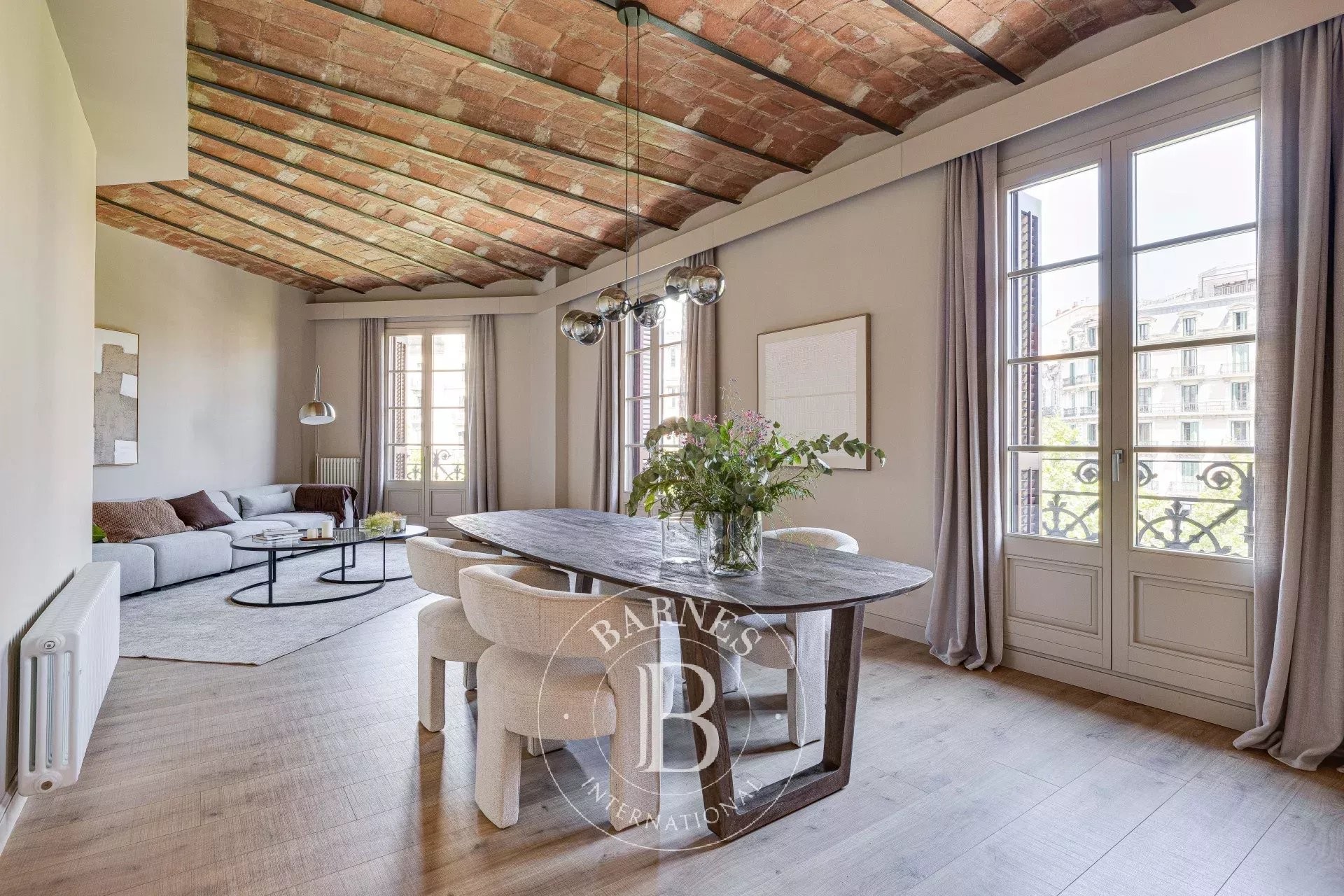Exclusive renovated apartment in a historic building in the Dreta de l’Eixample - picture 3