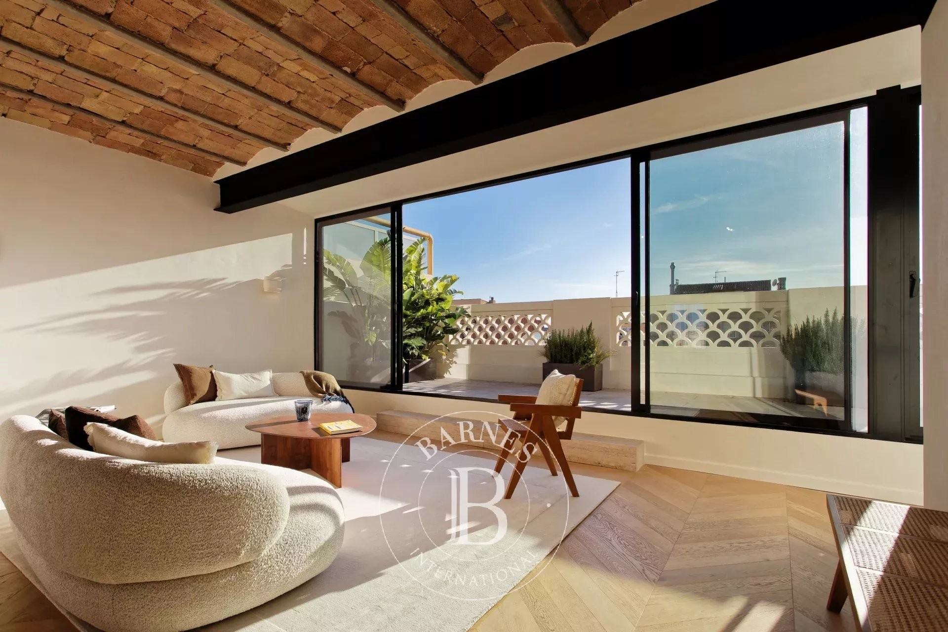 Stunning Renovated 4-Bedroom Penthouse with Terrace and Breathtaking Panoramic Views in Exclusive Eixample Right - picture 1