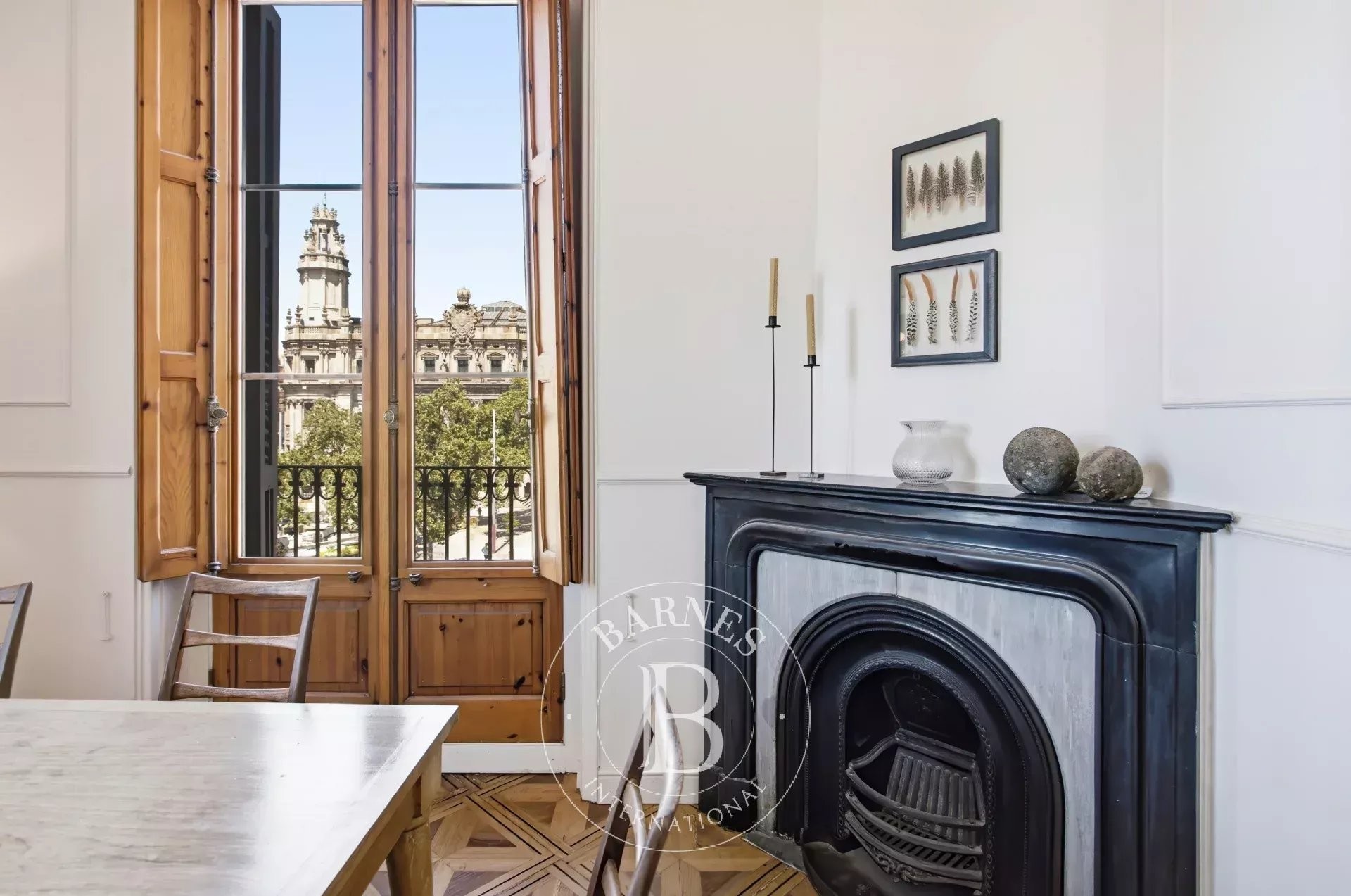 Exclusiva residència amb vistes al Port Vell en un edifici històric de Barcelona - picture 3