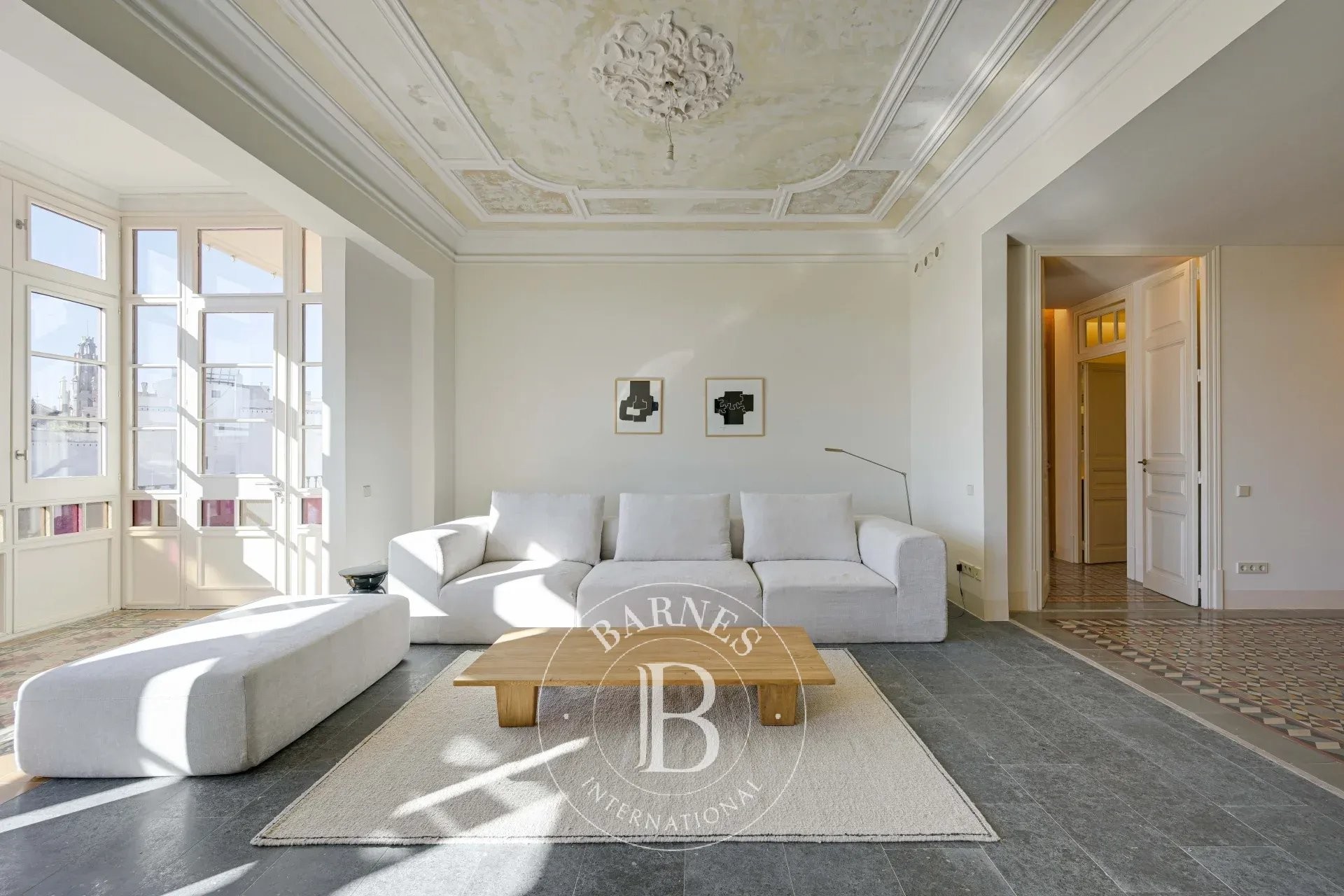 Classic Elegance with an Exceptional Renovation in the Heart of Barcelona - picture 1