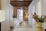 Exclusiva vivienda reformada con elegancia en una calle tranquila