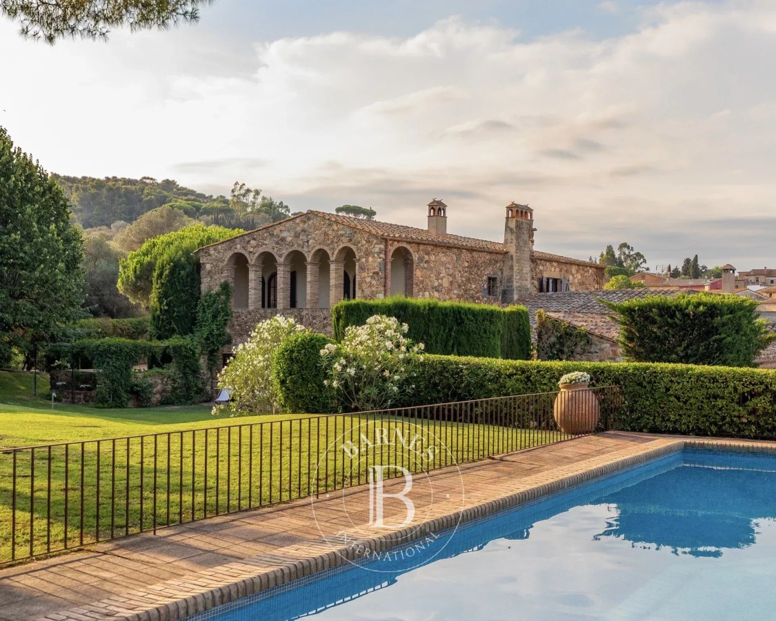 Catalan Country House dating from 1844, set on 2,600 sqm in the heart of the Baix Empordà, minutes from the Costa Brava beaches