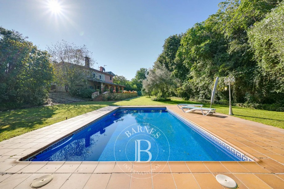 Masía con casa restaurada y segunda edificación del siglo XVIII en venta cerca de Girona