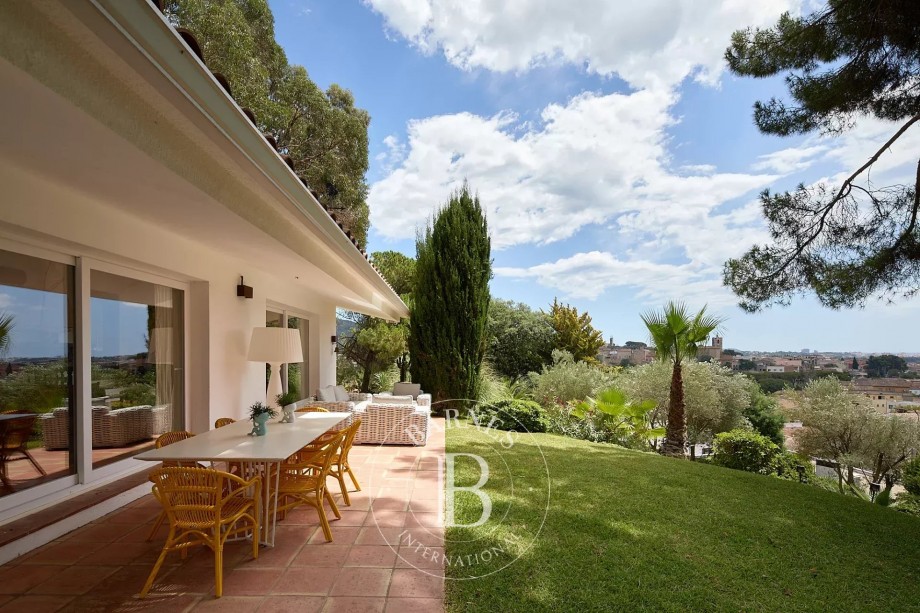 Villa recién reformada con impresionantes vistas al mar y casa de invitados independiente en Calonge, Costa Brava