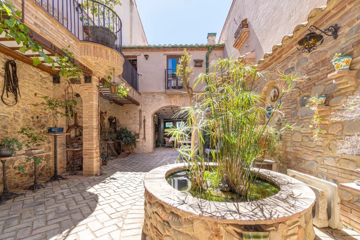 Maison de village du XIXe siècle restaurée avec patio à Castelló d’Empúries, Costa Brava