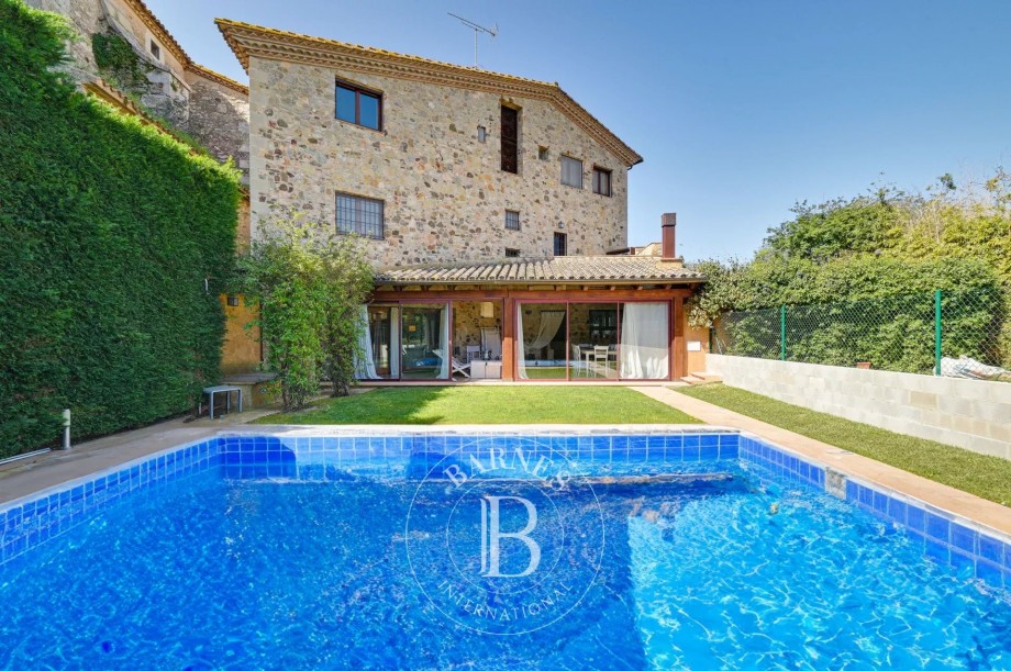 Casa de Pueblo con Piscina y Jardín en Torrent, Costa Brava