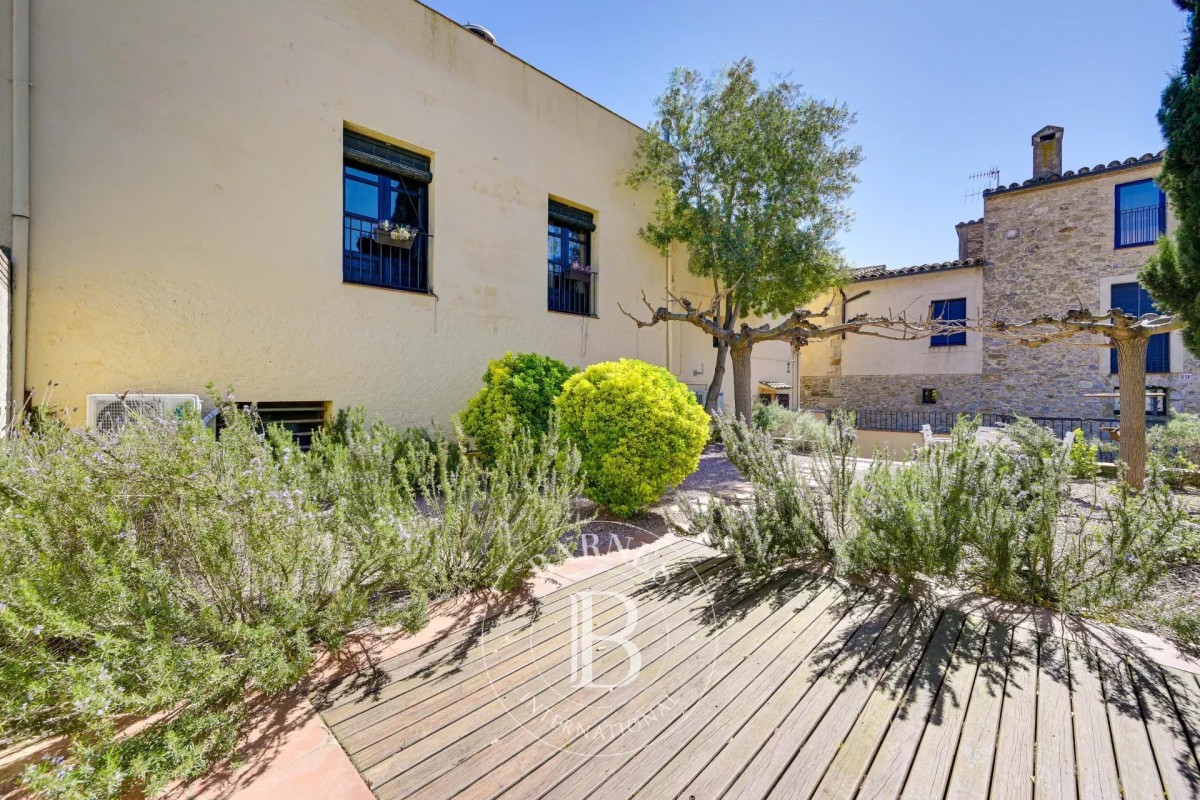 Exclusiva casa senyorial de poble del segle XVIII amb llicència hotelera a Terrades, Alt Empordà