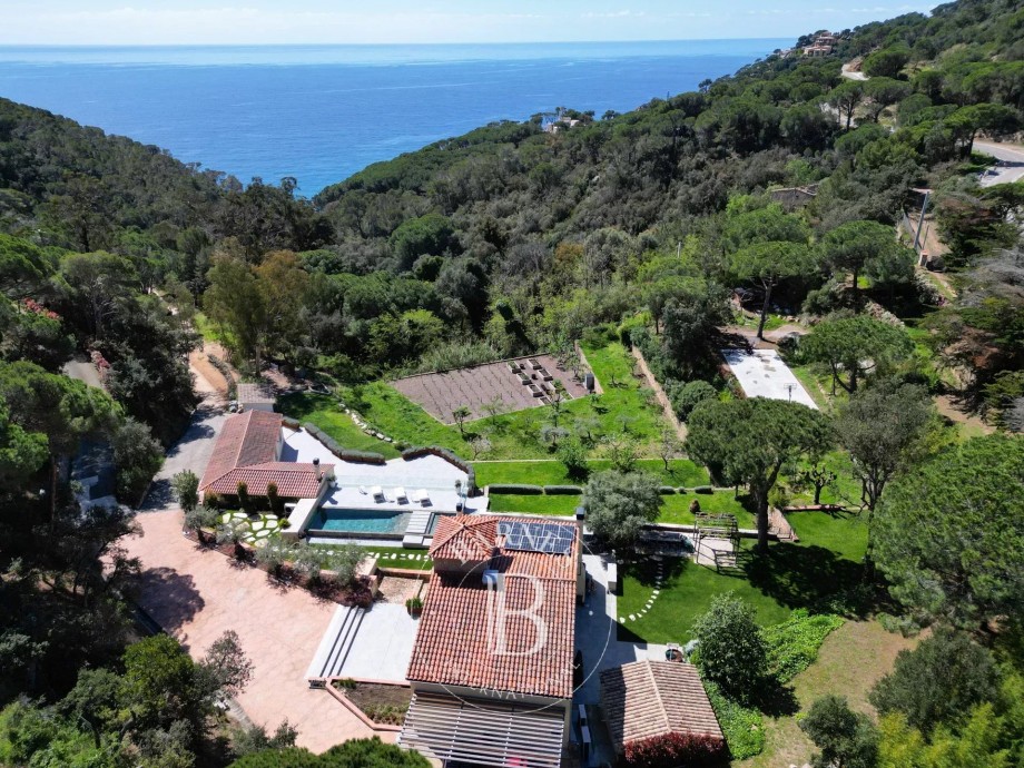 Barnes Exclusive - Renovated seafront villa in Sant Feliu de Guíxols, Costa Brava