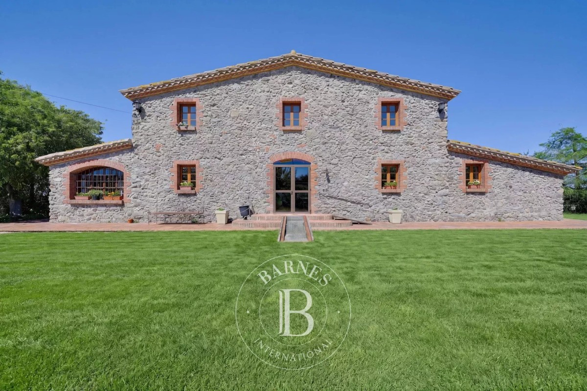 A charming, fully renovated 18th-century farmhouse in Maçanet de la Selva