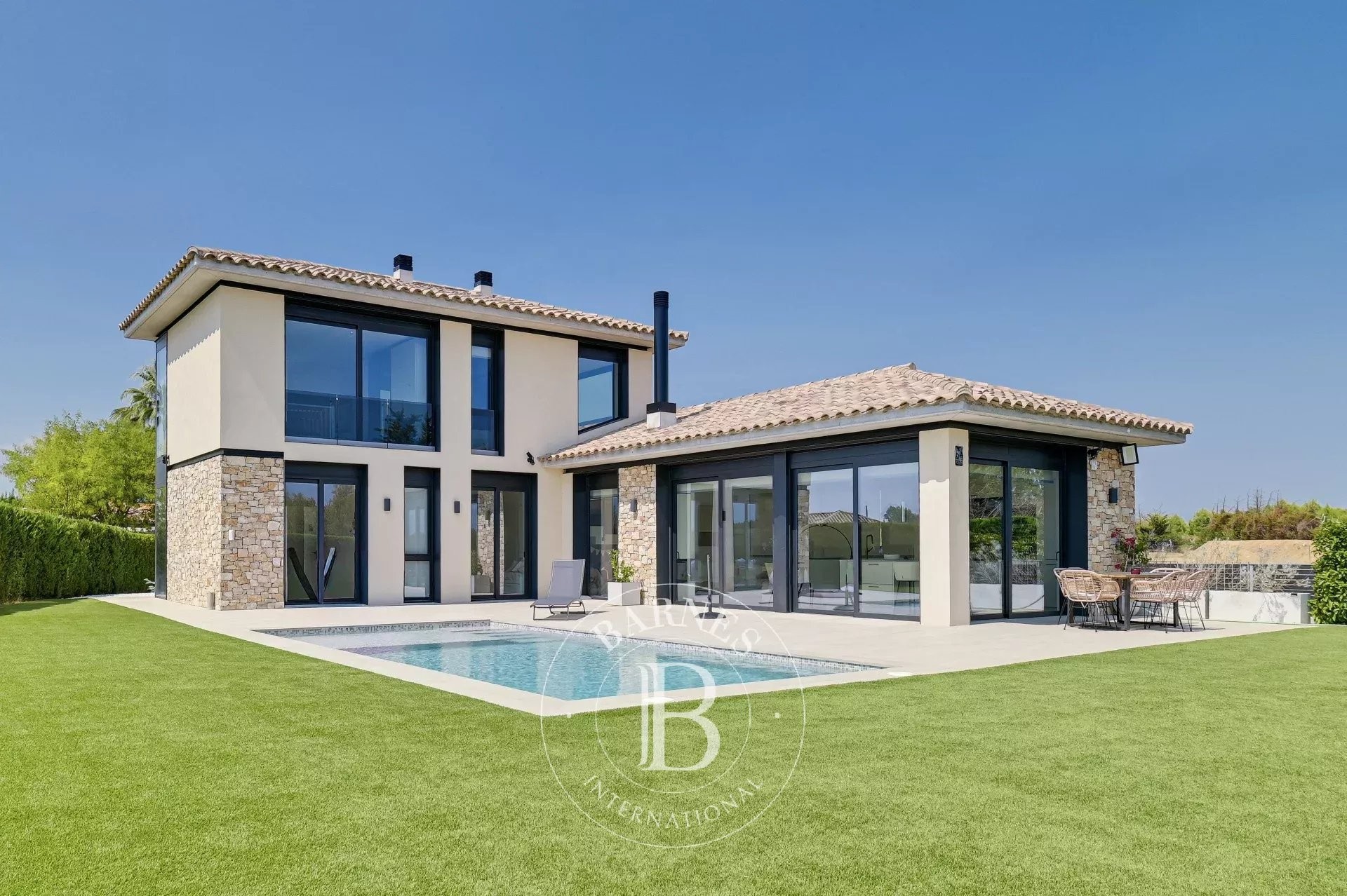 Exclusive newly built house in Torremirona Golf - picture 1