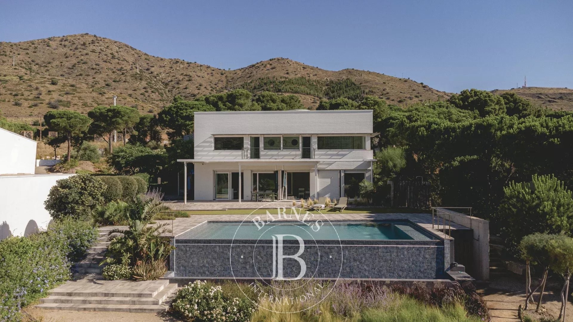 Excepcional villa en primera línea de mar con piscina infinita y máxima privacidad en Colera, Costa Brava - picture 2