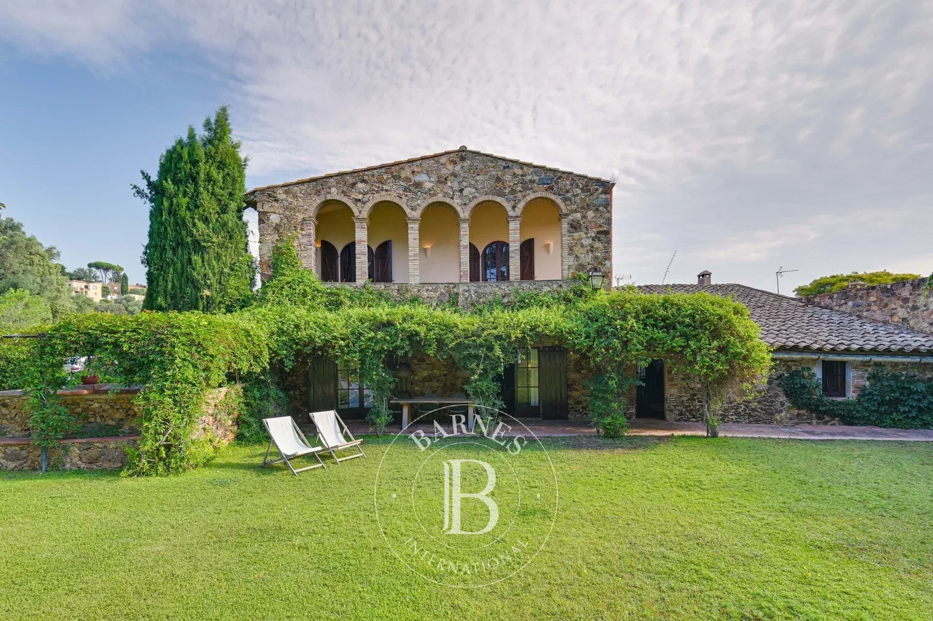 Masia catalana de 1844 amb 2.600 m² de terreny al cor del Baix Empordà, a pocs minuts de les platges de la Costa Brava - picture 1