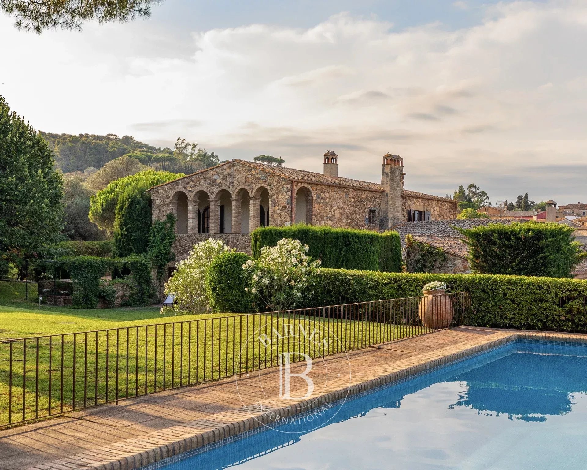 Masia catalana de 1844 amb 2.600 m² de terreny al cor del Baix Empordà, a pocs minuts de les platges de la Costa Brava - picture 1