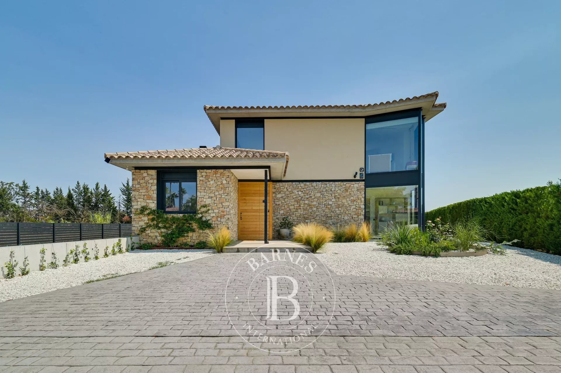 Exclusive newly built house in Torremirona Golf - picture 3
