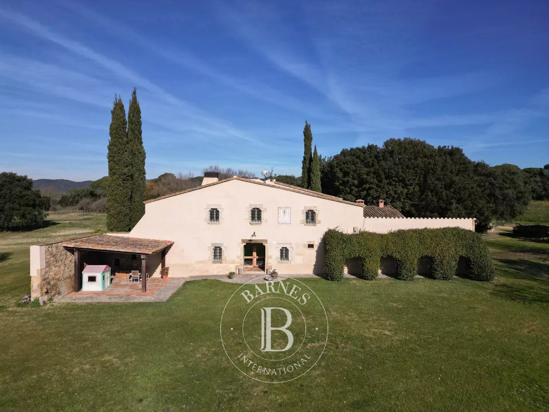 Maison de campagne du XIIIe siècle rénovée avec écuries, à seulement 15 minutes des plages de la Costa Brava et de Gérone. - picture 2