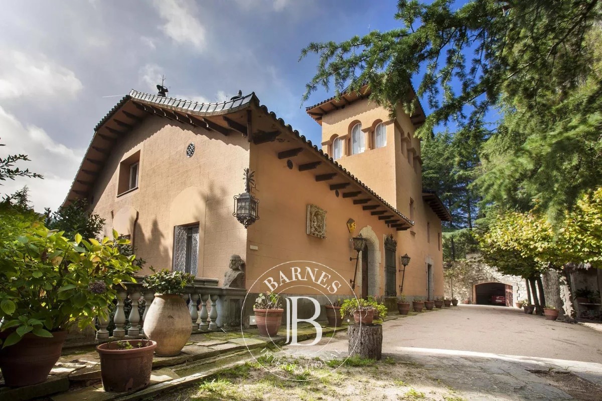 Historic estate in the middle of nature for sale just 35 minutes from Barcelona.