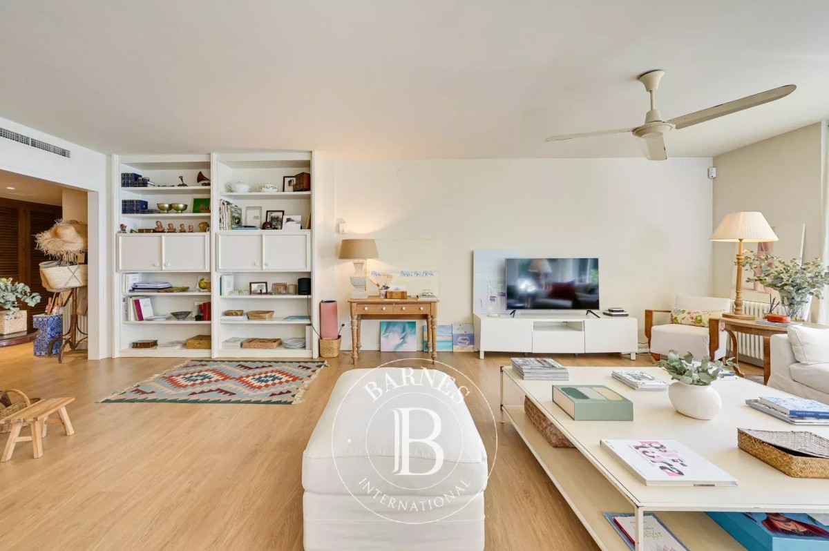 Stunning renovated apartment with sea views in... - picture 3