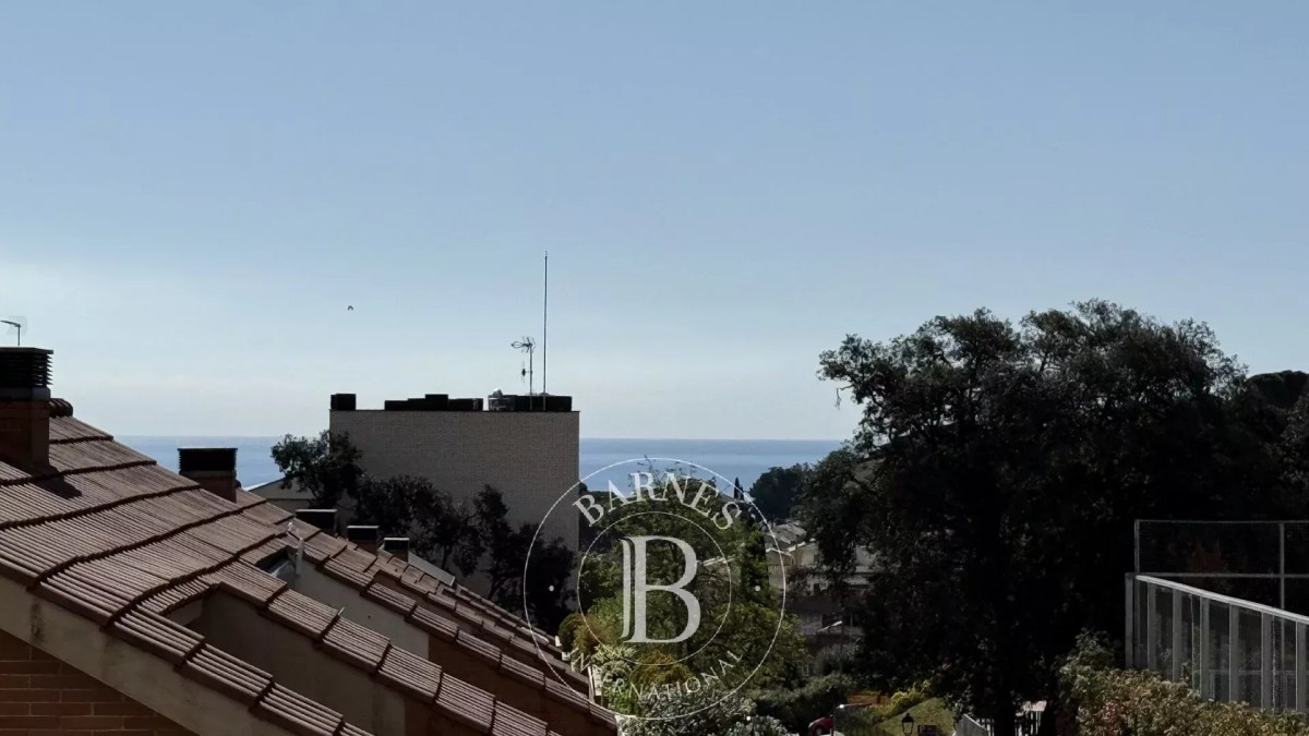 Encantadora casa aparellada al cor de Sant Andreu de Llavaneres, Barcelona.