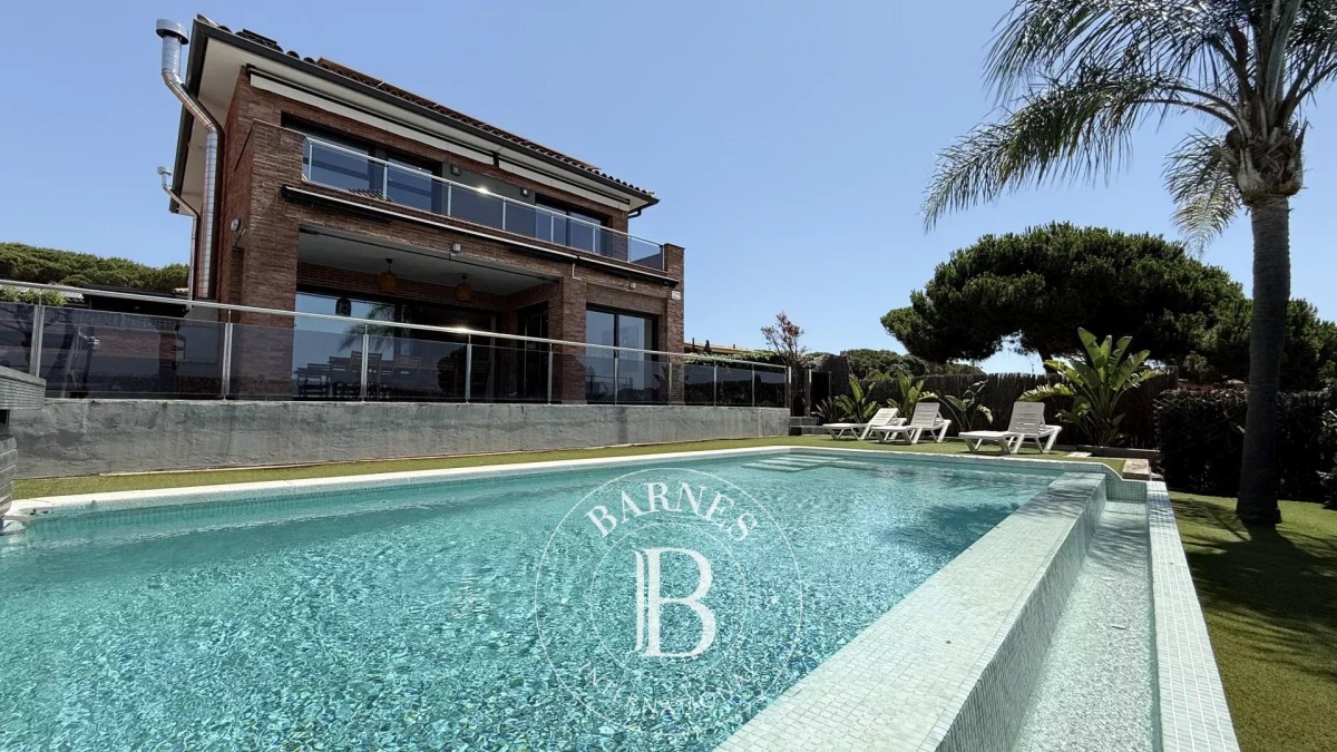 Sea-view home with heated pool and tourist license in Caldes d’Estrac, Barcelona.