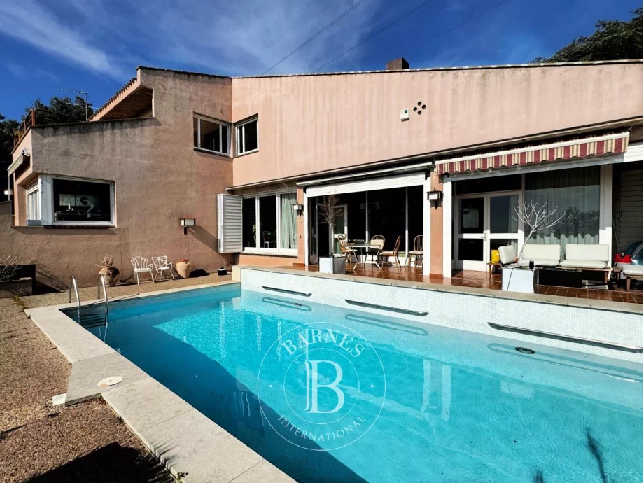 Résidence exclusive avec vue panoramique sur la mer : la toile parfaite pour votre future maison