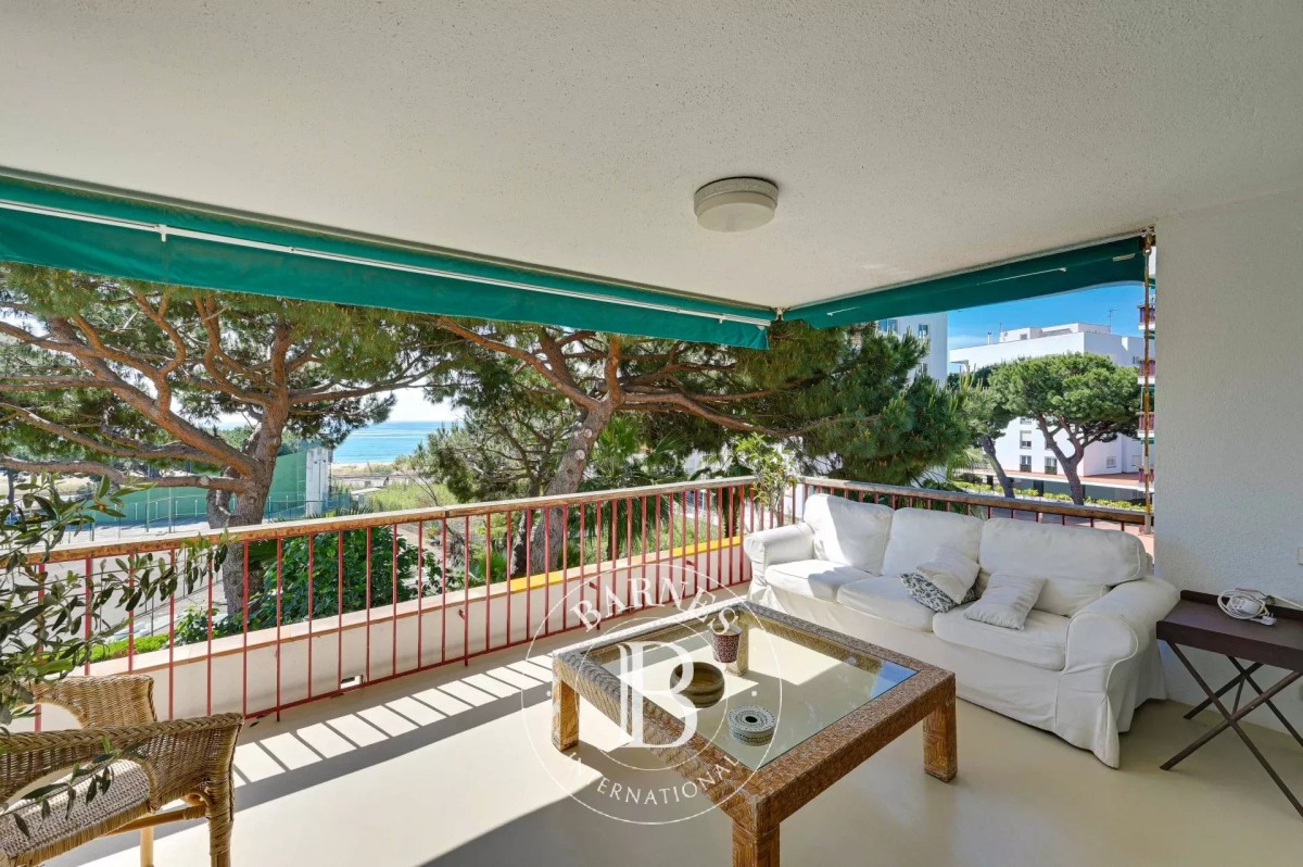 Stunning renovated apartment with sea views in... - picture 2
