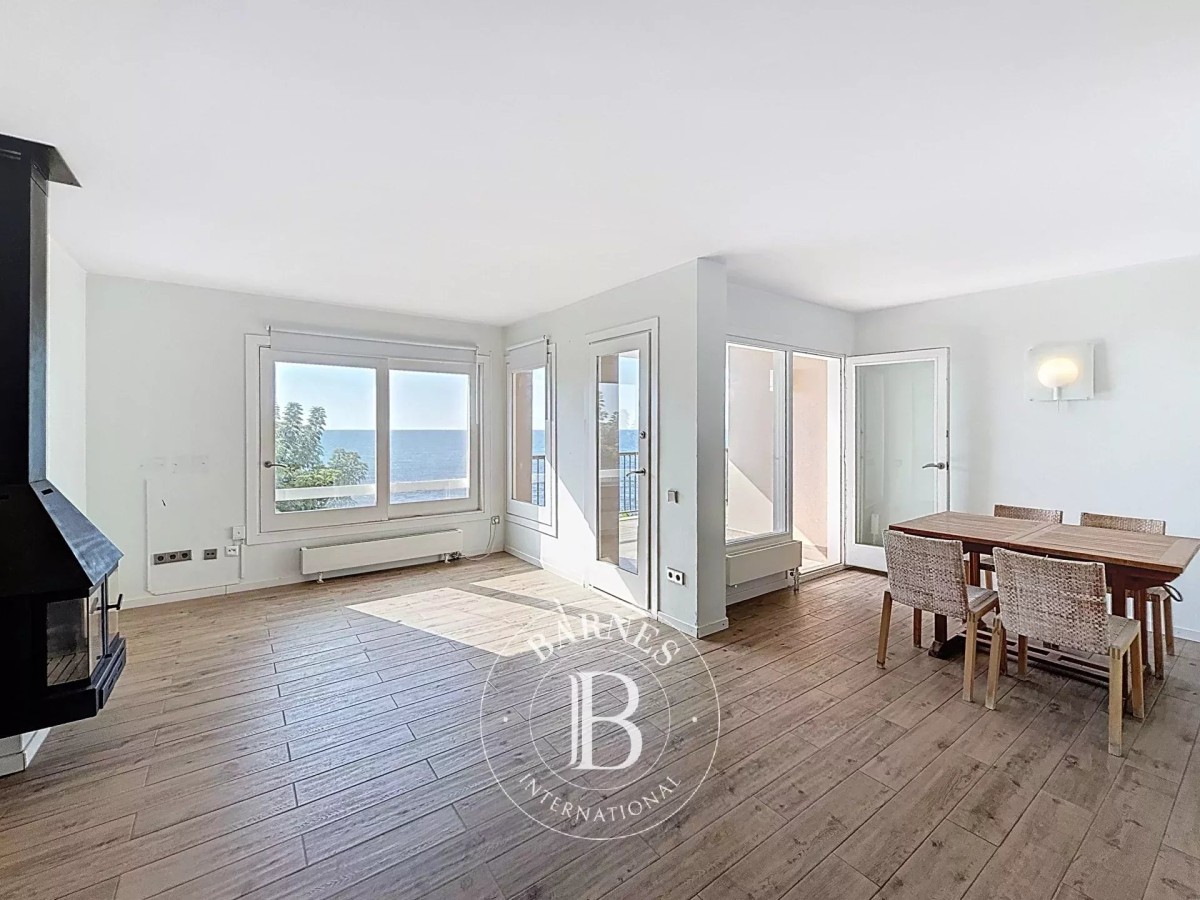 Apartment for sale on the seafront in Sant Andreu... - picture 2