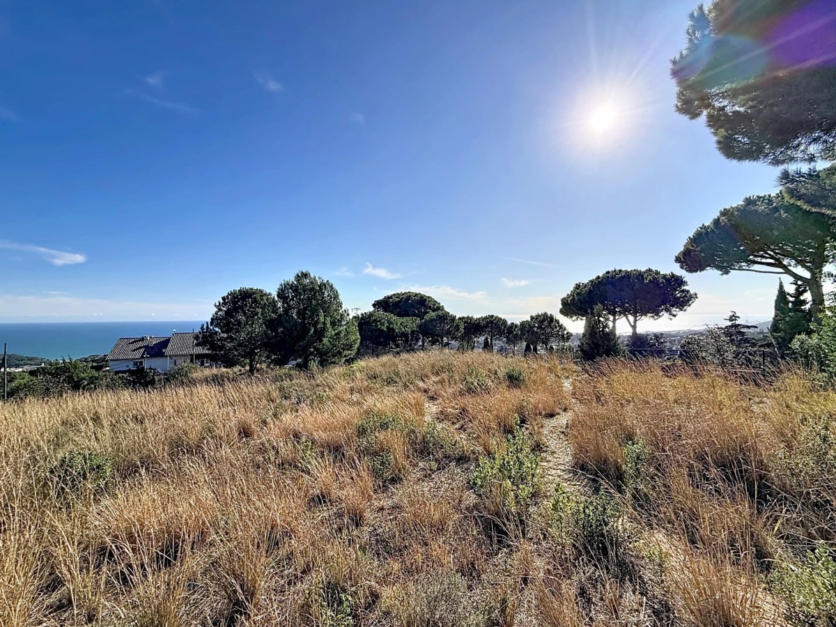 Unbeatable flat plot with sea views in Sant Vicenç de Montalt.