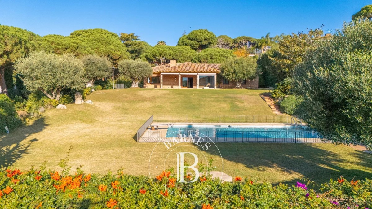 Propiedad premium junto al Golf con dos casas y vistas al mar
