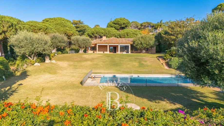 Propietat premium al costat del golf, amb dues cases i vistes al mar