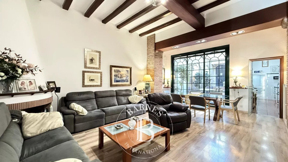 Casa señorial frente al mar, elegante y funcional, con vistas únicas y todas las comodidades. A 15 min de Barcelona.