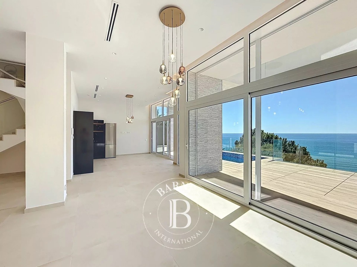 House with sea views for sale in Arenys de Mar, Barcelona.