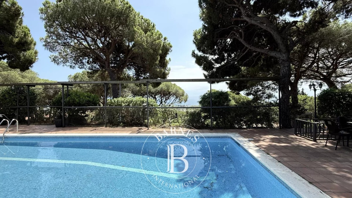 House for sale with land and sea views in Cabrera, just 25 minutes from Barcelona.