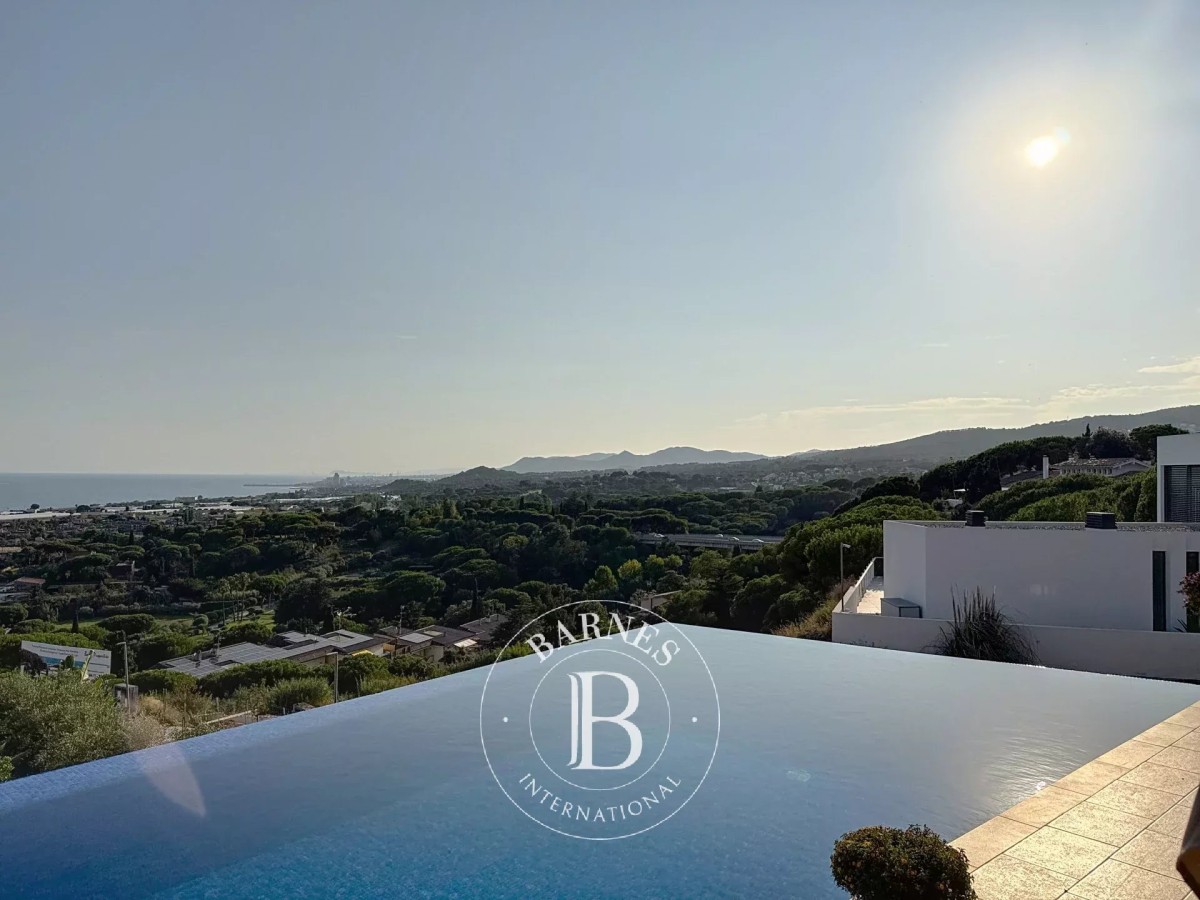 House for sale with sea views in Sant Vicenç de Montalt